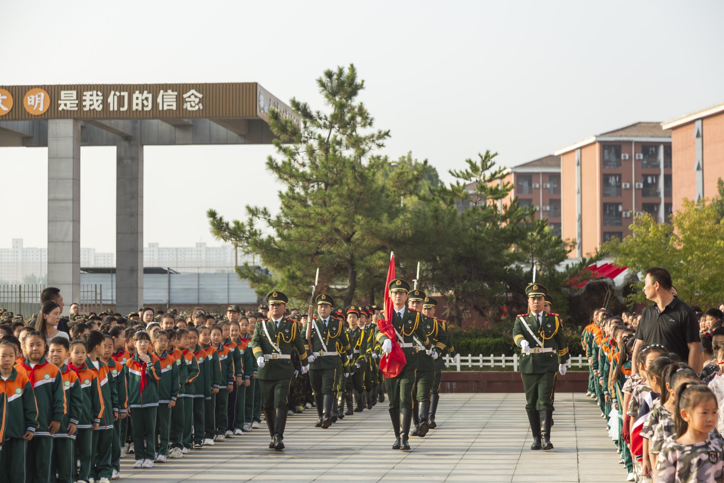 戎光进校园 青春筑国防！济源市东湖小学开展国防教育活动