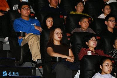 光影映初心 沭阳县开展抗战老兵及后人集中观影活动