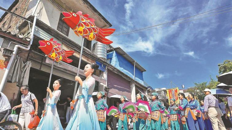河源龙川举办非遗大联欢活动 客家非遗项目与潮汕英歌舞“打擂台”