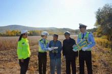 伊春交警开展秋收农忙 交通安全主题宣传活动