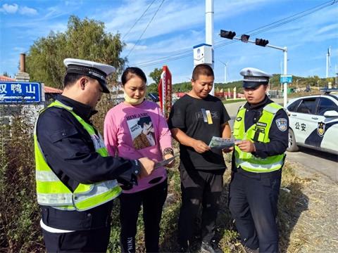 双鸭山交警深入农村开展“护航秋收平安路”道路交通安全宣传活动