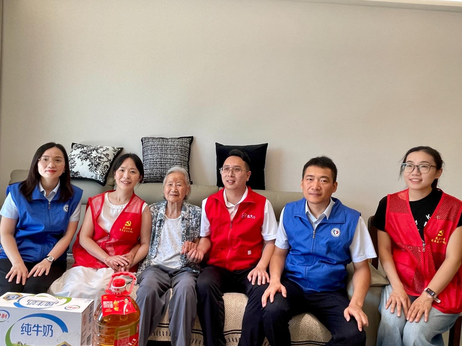 新华人寿丽水中支：联合丽水市岩泉街道未来社区慰问高龄独居老人