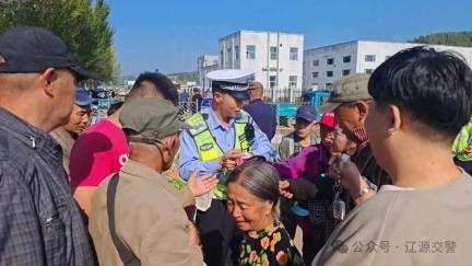 安全知识送到手，辽源交警深入农村大集开展秋收交通安全宣教活动 | 护航秋收