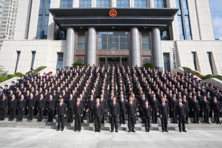 新址启用： 西安市新城区人民法院举行升旗仪式暨宪法宣誓活动