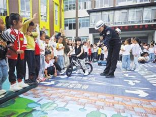 罗平交通安全宣传活动进校园萌娃沉浸式学交规