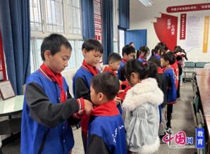 争当新时代好少年，宜宾翠屏金坪中心校开展“建队日”入队活动