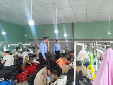 临江派出所深入小型服装厂开展安全检查与培训活动