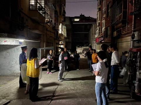 杜山派出所携手路口街社区开展规范饲养宠物宣传活动
