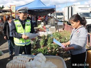 黄渤海大队深入古现大集开展秋季交通安全宣传活动
