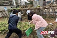 天元区隆兴中学开展“躬耕园秋耕焕新”党员志愿活动