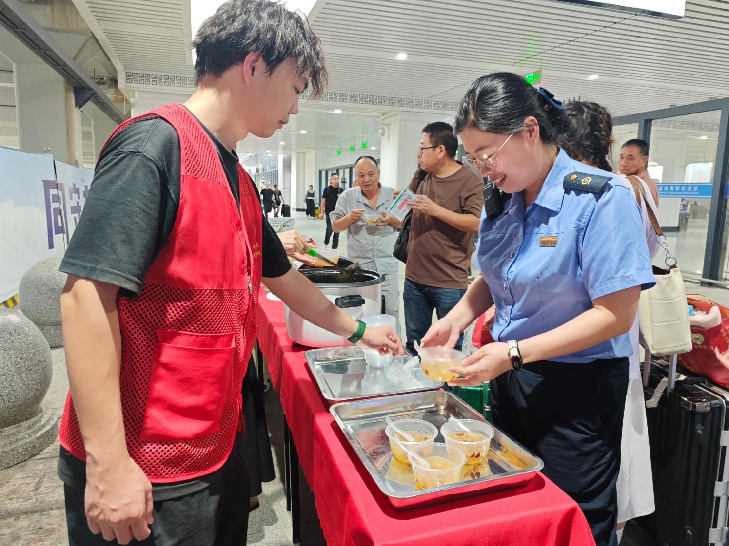 温心汇开展“情暖秋途·南站守护”便民服务活动