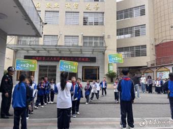 行路有规展风采 成长有序育新人——娄底五小开展班级路队常规展评活动