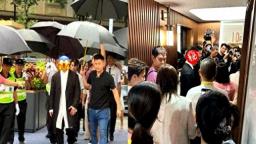 TVB视帝现身中山活动如巨星级出巡！　获10人「遮阵」护送劲架势