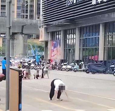 广东惠州街头多名男女“在地上爬行学狗叫”，社区回应：一公司的团建活动，已提醒该公司