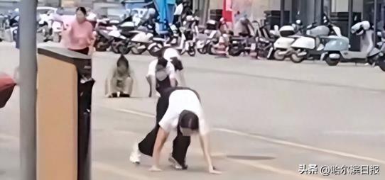 广东街头多名男女“在地上爬行学狗叫”，当地社区回应：教育公司搞的突破自我活动