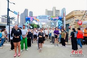 上海静安举办“迎进博”国际志愿者健康跑活动