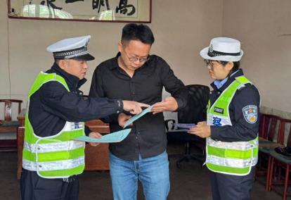 柳林交警开展“交通安全进家庭”活动