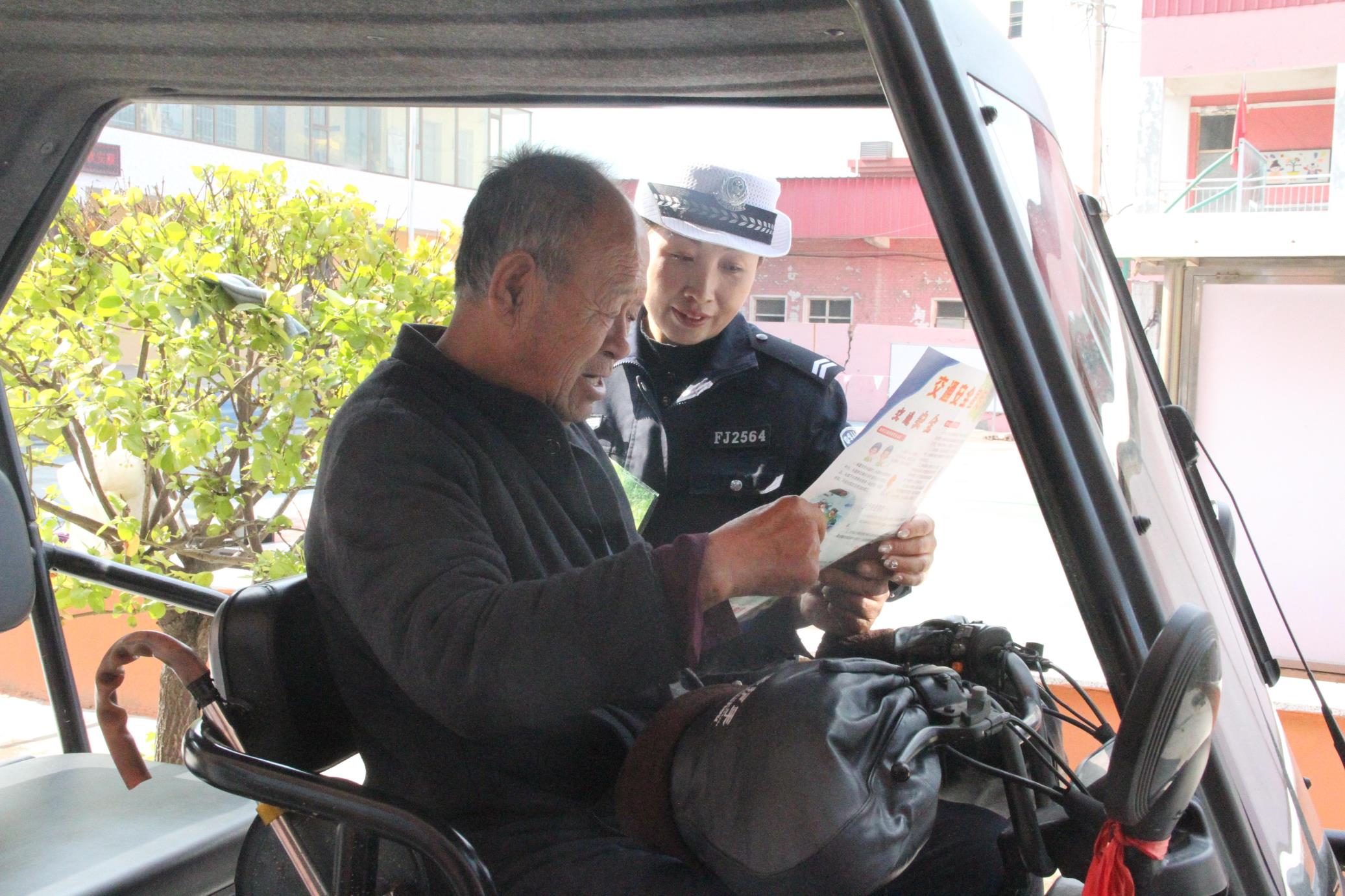 中阳交警进农村开展“美丽乡村行”暨老年人精准宣传活动