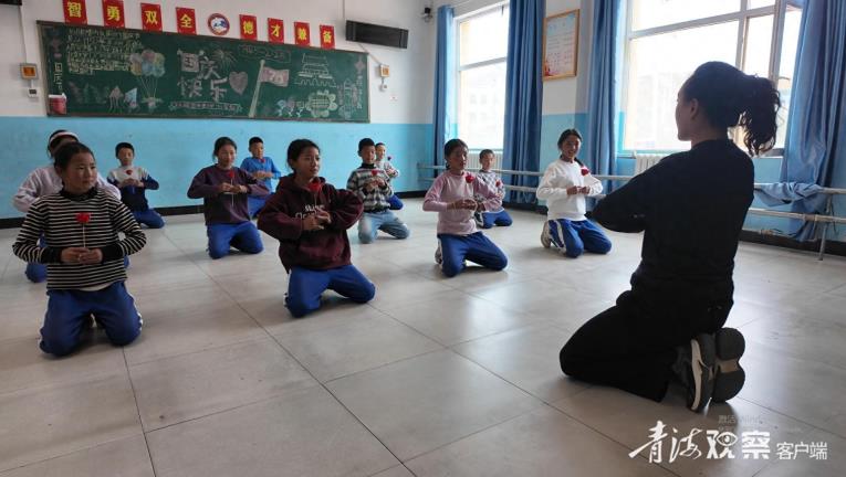 果洛：“流动少年宫”“县域公益艺术行”送教下县活动启动