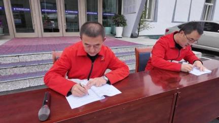 “师徒结对”薪火相传，实战教学锤炼新兵——卓尼公路段组织开展新职工“师徒结对”签约