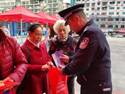 凯里公安积极参与开展民族团结进步宣传教育活动月宣传活动