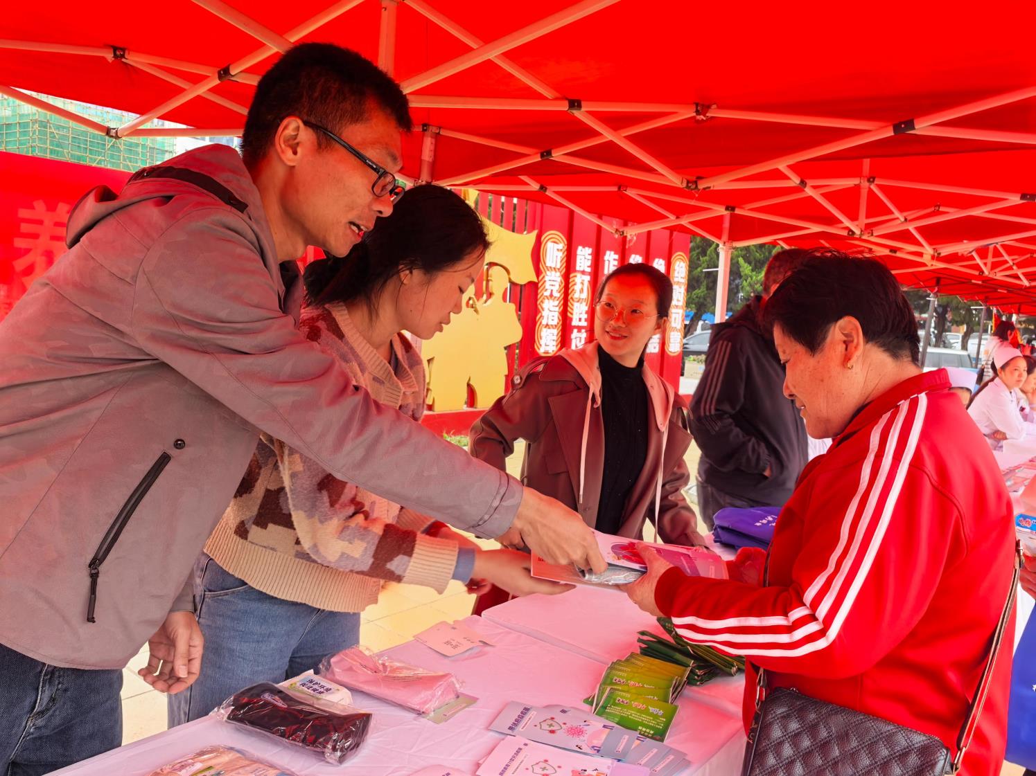 六盘水市开展2025年生殖健康咨询服务月暨无偿献血活动