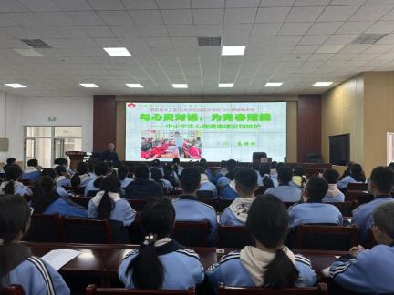 崇信县开展“五老”进校园宣讲活动