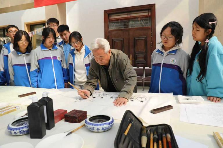 陕师大平凉实验中学开展“书画名家进校园”活动