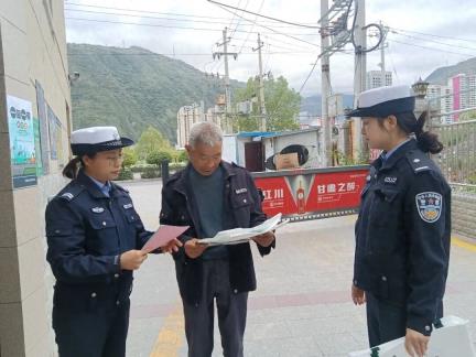 武都分局交管大队开展交通安全进社区宣传活动