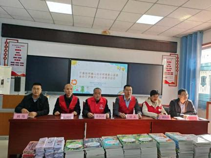 东营市千善助学联合山东中硕慈善公益基金会开展捐书活动​