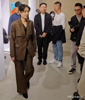 49岁刘敏涛在桂林参加活动，她打扮得体，面带微笑，温柔又好优雅