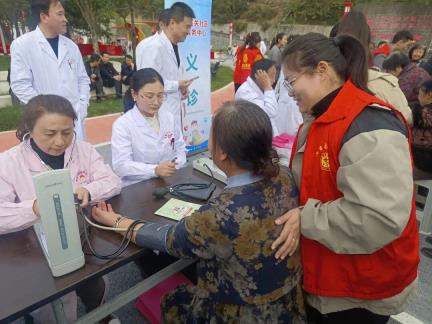 城关镇妇联开展“情暖重阳·爱老敬老”暨社区“巾帼家美积分超市”兑换活动