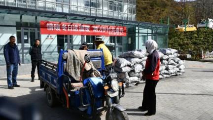 甘南公路事业发展中心赴上沟门村开展“心系群众解难题，真情流露暖人心”关爱活动