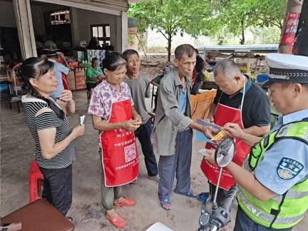 “警暖重阳 平安出行”——崇左公安交警开展守护老年人群体出行安全主题宣传活动