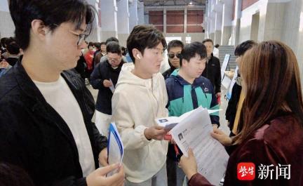 面对面破解企业“用工荒”与毕业生“求职难”，扬州“四稳四进”活动走进邗江公道