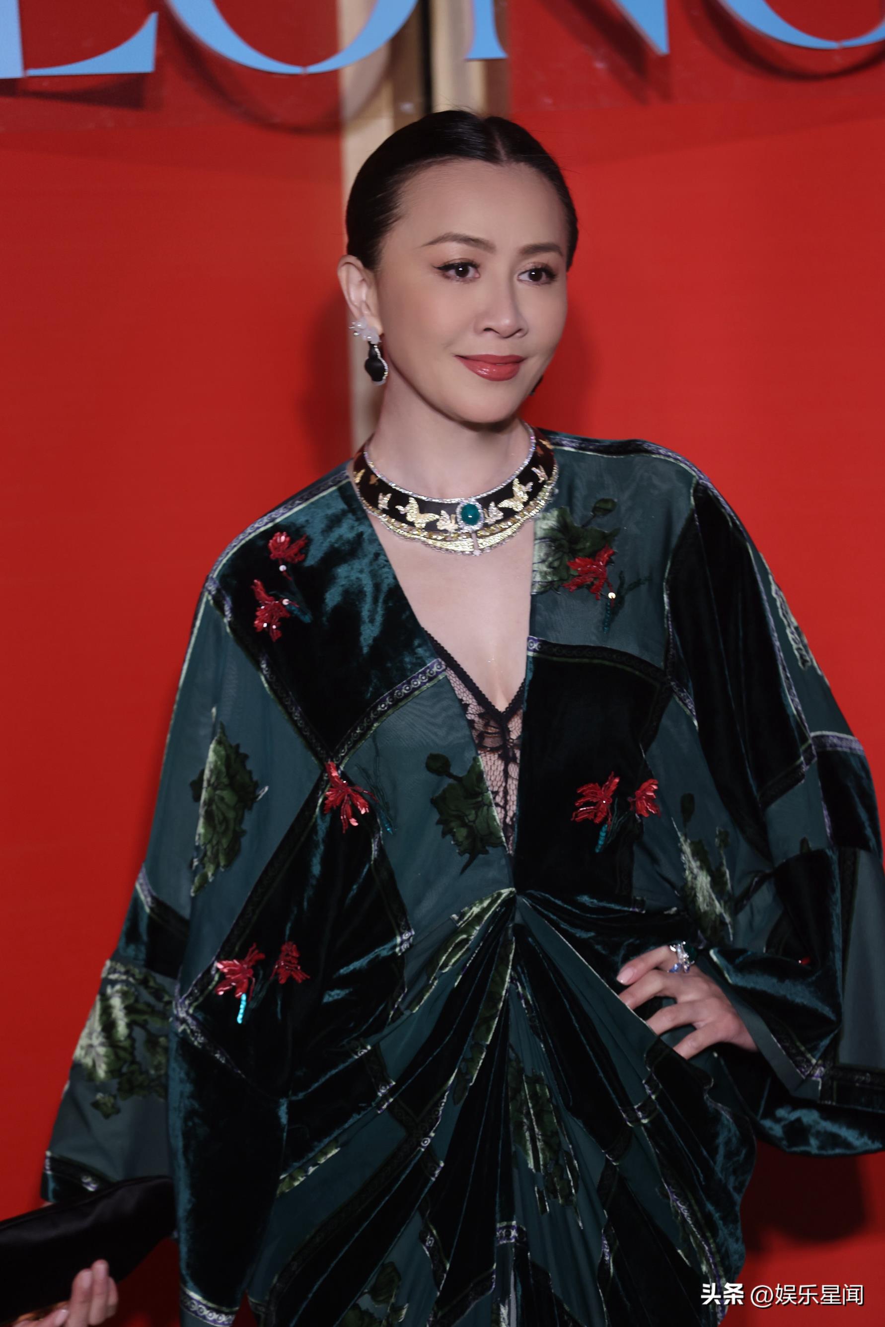 59岁的刘嘉玲昆山活动直拍，墨绿套装尽显女王范！