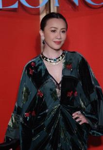 59岁的刘嘉玲昆山活动直拍，墨绿套装尽显女王范