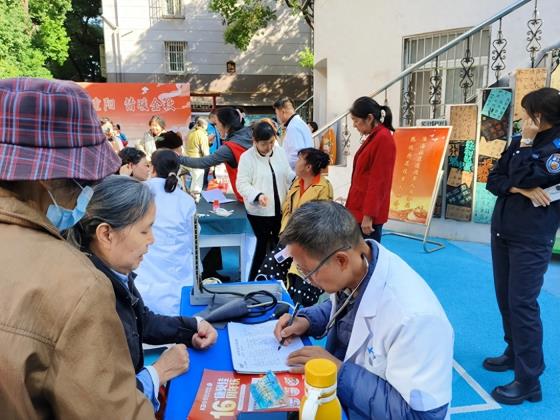 秦淮区淮海路社区开展“乐在重阳，情暖金秋”主题广场活动