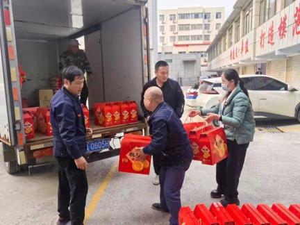 表扬优秀环卫工人 凝聚社会关爱——济南市莱芜区举行关爱环卫工人慰问物资发放活动