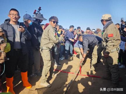 丝路共鸣见真情 沙海驼铃诉永久——“东天山来的骆驼队”在武威沙漠景区进行文化体验活动