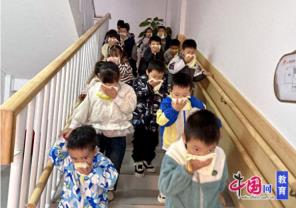 消防润童心，平安伴成长 宜宾一曼幼儿园开展2025年秋期消防主题日活动